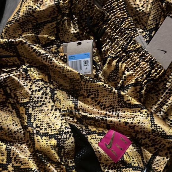 Nike Women's Dri-FIT Rebel Fly Basketball Shorts NWT - Picture 5 of 5